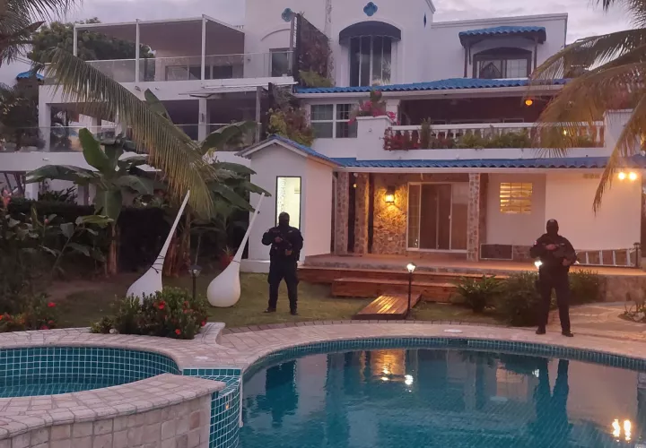 Los miembros de La Policía Nacional custodian la lujosa casa de playa. Foto: Proteger y Servir