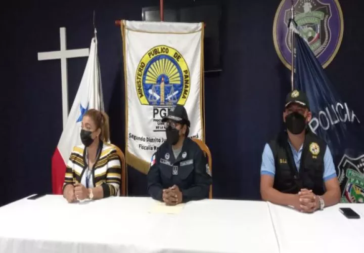 La Fiscal de la Sección Primaria de Aguadulce, Isis Agrazal junto a la Jefa de la ZP de Coclé, comisionada Liliana López informan de la aprehensión de cinco personas por su presunta vinculación en el delito de estafa cometida en Aguadulce. Foto. Ministerio Público