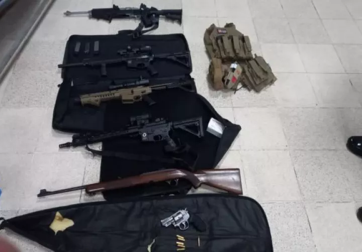 Durante el allanamiento encontraron ocho armas de fuego y 95 municiones sin detonar. Foto. Diomedes Sánchez 