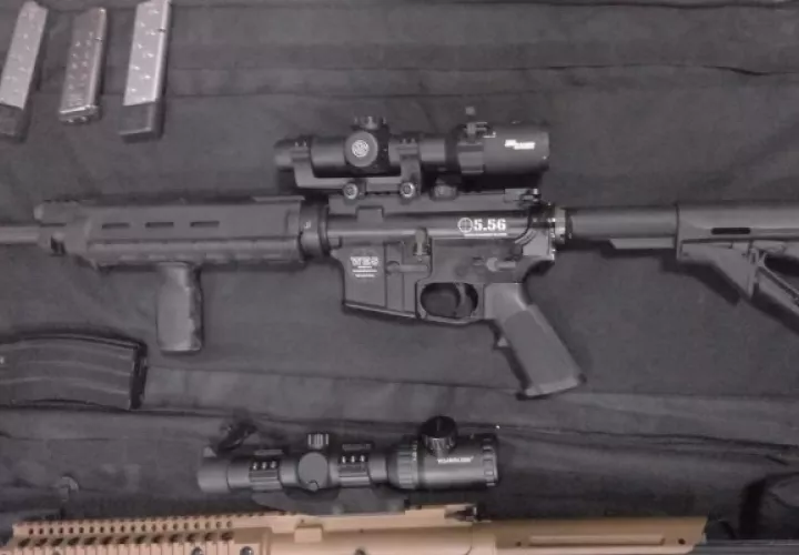 Entre las armas se cuentan dos pistolas con su cargador y 12 municiones vivas, un chaleco anti-bala, tres cargadores, tres armas de guerra, con mira telescópica, una escopeta, un revólver. Las armas se encontraban en maletas. Foto Diomedes Sánchez