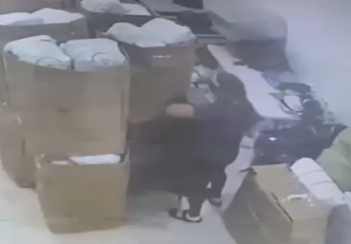 En el video se observa a una mujer introduciendo en una bolsa la “cangurera” con el dinero.