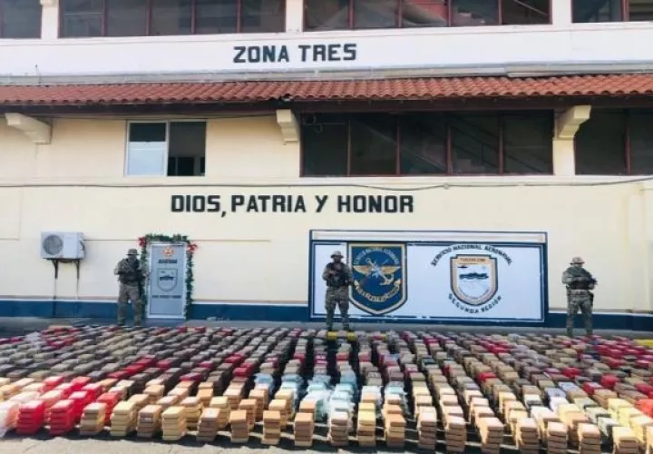 Este decomiso se logró con el apoyo del Centro de Operaciones Aeronavales (Croan) y con el personal de la Fiscalía de Drogas de Colón y Guna Yala. Foto. Diomedes Sánchez