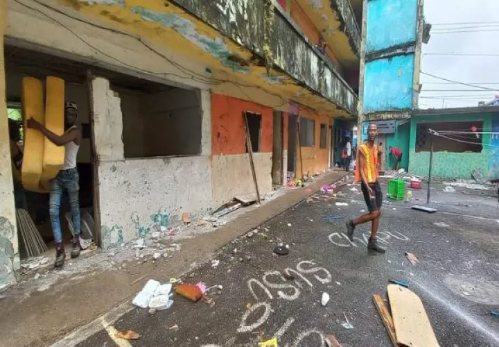 Muchas de estas estructuras en Colón están condenadas, y otras no, pero deben hacer una evaluación para ver si representan un riesgo. Foto. Diomedes Sánchez