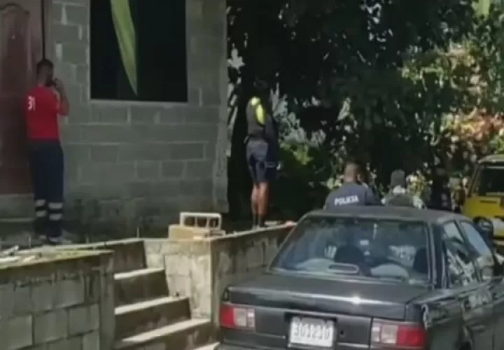 los funcionarios del Ministerio Público se presentaron para hacer todas las diligencias, como recolectar las evidencias (casquillos de bala), y conocer cómo ocurrieron los hechos, que llevaron al asesinato de Reynaldo Manuel Ashaw. Foto. Diomedes Sánchez