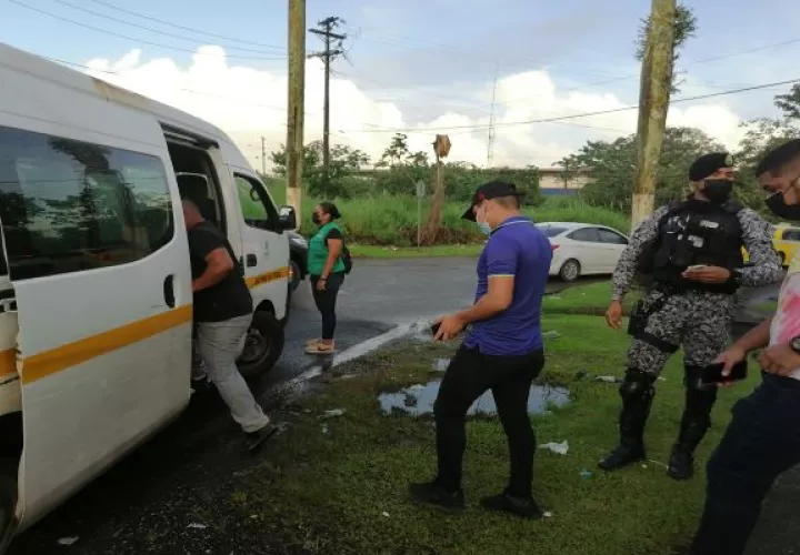 La multa aplicada por las Casas de Justicia para los infractores se acoordó en $10.00, ya que a lo largo del año se han efectuado campañas sobre el uso de mascarillas y de la pantalla facial. FOTO: Diomedes Sánchez