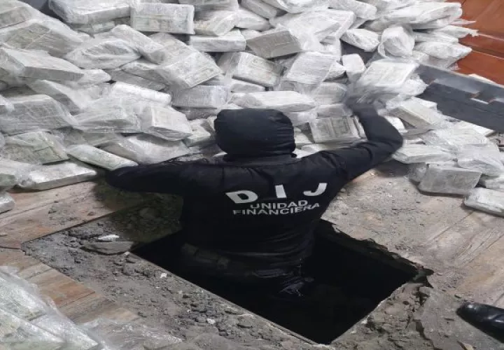Por el momento las autoridades calculan que el dinero incautado en la residencia supera el millón de dólares. Foto: Proteger y Servir