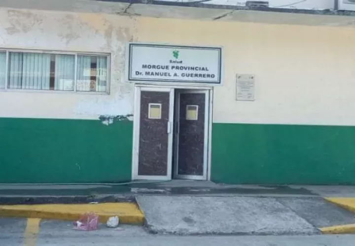 El cuerpo de la menor fue levantado por el Ministerio Público en el muelle y trasladado a la morgue judicial del hospital Dr. Manuel Amador Guerrero. Foto: Diomedes Sánchez