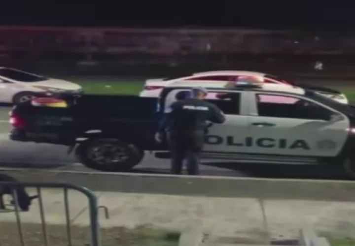 Los miembros de la Policía Nacional llegaron al área del incidente para iniciar la investigación de este caso. Foto: Diomedes Sánchez