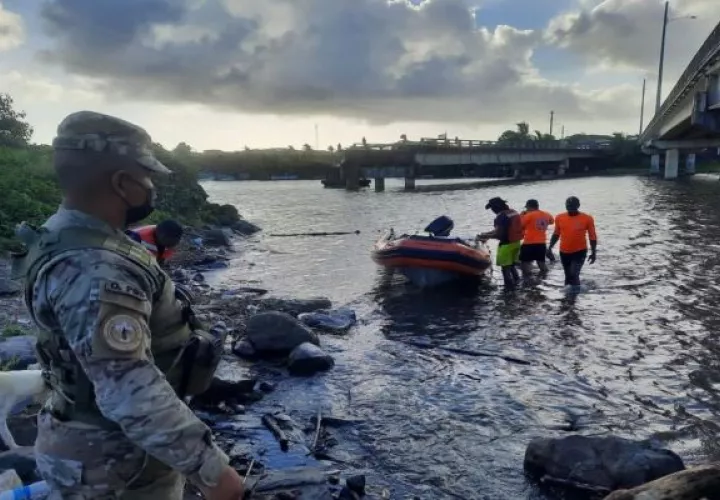 Los rescatistas llevaron el cuerpo del ahogado a la orilla de la comunidad de río Indio, para que los funcionarios de la personería del sector, hicieran el levantamiento del cadáver. Foto. Diomedes Sánchez
