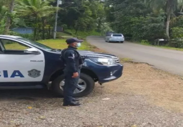 Dos de los atacantes se bajan del auto, mientras que el tercero conduce lentamente, mientras le roban a las personas. Foto: Cortesía