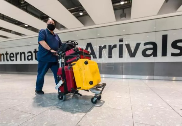 Un pasajero camina por la terminal de llegada del aeropuerto de Heathrow, en el Reino Unido. Foto: EFE