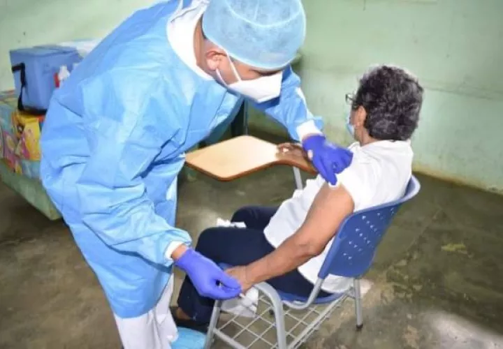 Medida de disminuir el tiempo para colocar la dosis de refuerzo se toma ante la presencia de la variante ómicron en Panamá. Foto: Grupo Epasa