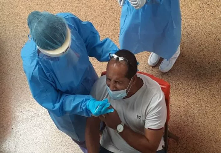 Panamá está colocando la dosis de refuerzo contra la covid-19 a toda la población de 18 años en adelante. Foto: Grupo Epasa