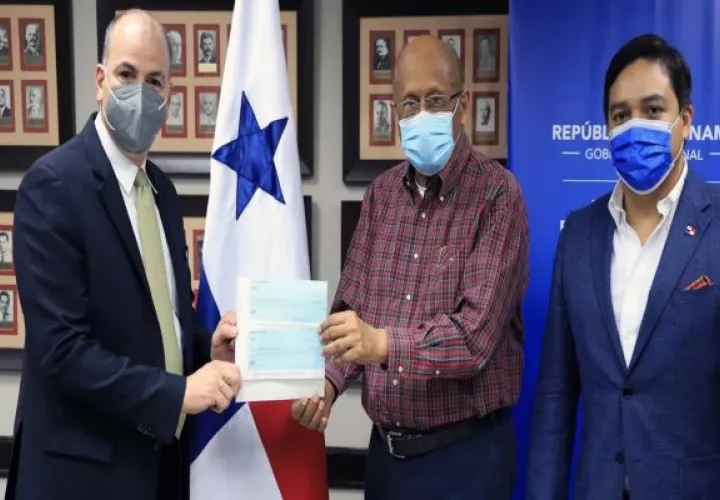 El MEF recibió el chuque de los dividendos de las empresas eléctricas. Foto: Cortesía MEF