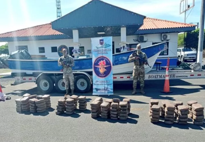 Dentro de la embarcación se lograron ubicar un total de cuatro bultos con los 145 paquetes dentro, los cuales fueron trasladados, al igual que las personas aprehendidas a la base de Mensabé. Foto. Thays Domínguez
