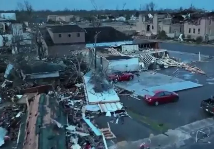 Varios estados fueron golpeados por alrededor de 30 tornados que dejaron a su paso una estela de devastación. Foto: Redes sociales