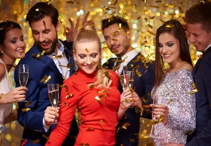El  trabajo y las fiestas de fin de año son un lugar excepcional para tener un encuentro por fuera de su relación. Foto: Ilustrativa / Freepik
