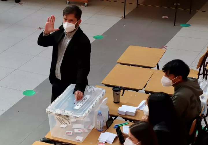 Gabriel Boric vota durante la segunda vuelta de las elecciones presidenciales en Chile. Foto: EFE