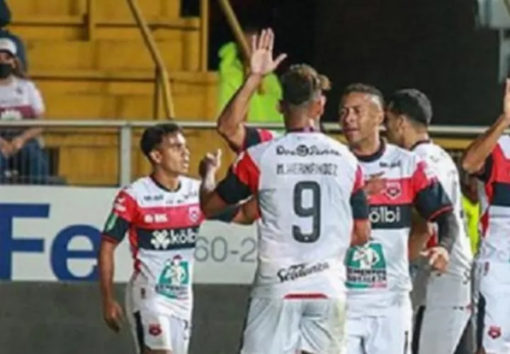 Gabriel Torres (cent.) de Liga Alajuelense Foto:@ldcr