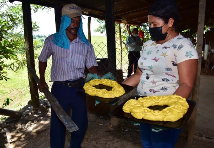 Por cuestiones de sabor, Genaro Córdoba prefiere que sea el calor del barro que les dé forma y sabor a sus roscas. Fotos: Cortesía Mides