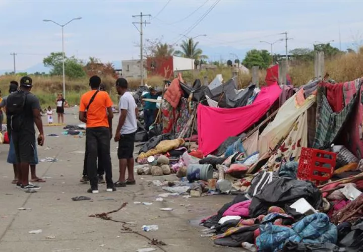  Personal de la Guardia Nacional (GN) desaloja un campamento de migrantes haitianos en la ciudad de Tapachula, estado de Chiapas. EFE