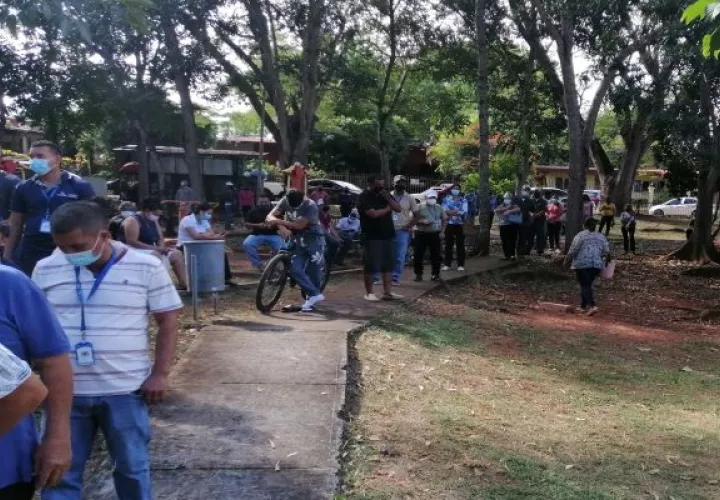 En los últimos días los puestos de hisopado han estado abarrotados, al punto que cuando se abren los turnos ya existen decenas de personas en fila. Foto. Thays Domínguez
