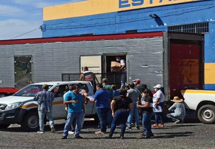 Las primeras piezas de productos ya fueron recibidas por las autoridades y entregadas a la población de los distritos de Parita y Los Pozos, que se convirtieron en los primeros beneficiarios. Foto. Thays Domínguez