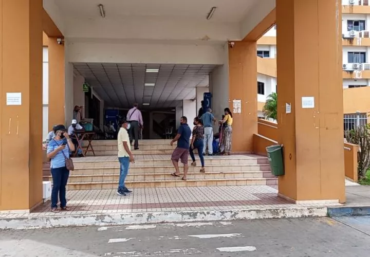La versión dada por los médicos de este hospital es que debido a las altas temperaturas existentes en los quirófanos hacen imposible su uso, ya que existe el riesgo de infecciones. Foto: eric Montenegro