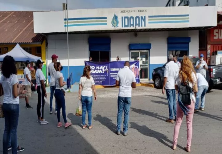 Los integrantes del comité se reunieron con personal del Idaan, en un nuevo intento por encontrar una solución a la falta de agua potable. Foto. Eric Montenegro