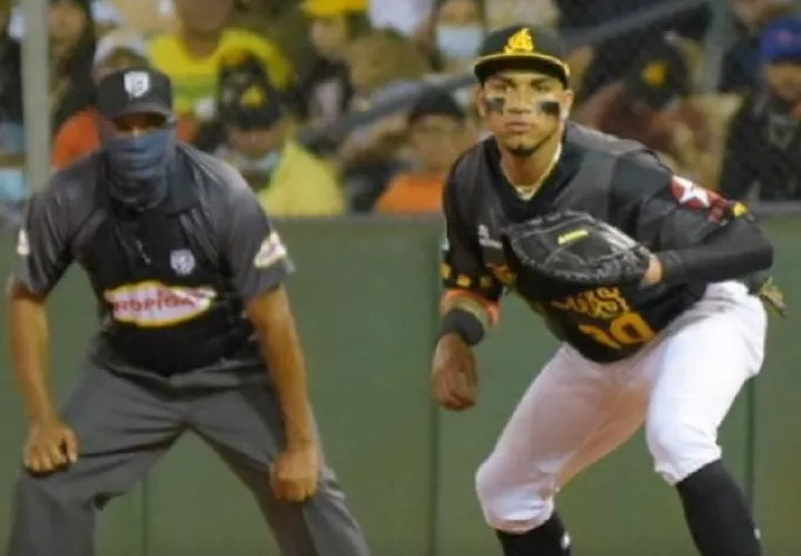 El panameño  Camargo ha  sido utilizado  con bastante regularidad en la primera base en las Águilas. Foto: @aguilascibaenas