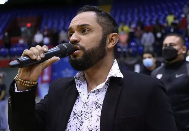 José Miguel Castro entonando las notas del Himno Nacional. Foto: Instagram / @lpbpanama