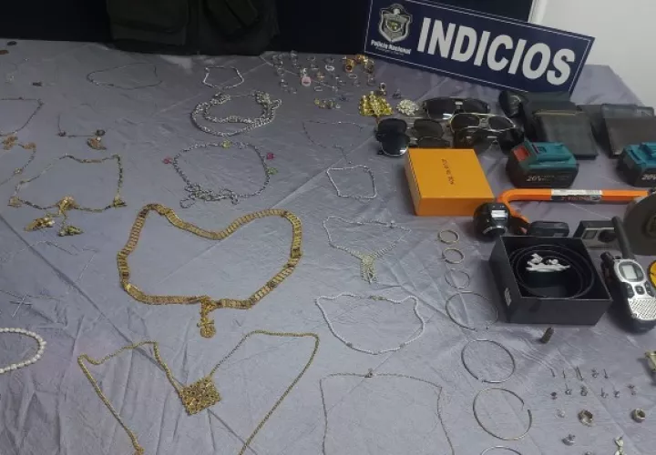  Fueron encontrados teléfonos móviles de alta gama, anillos, brazaletes y collares de oro. Foto: Eric Monenegro