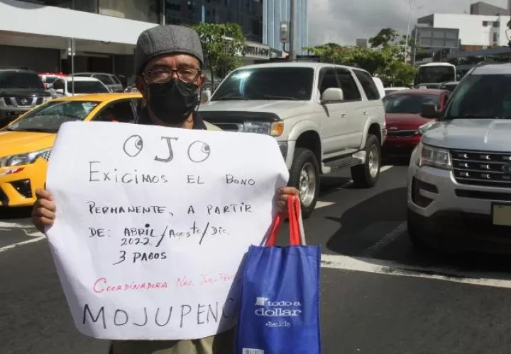Tradicionalmente, estos adultos mayores se manifiestan en los alrededores de la Asamblea, pero esta vez se trasladaron a la Vía España. Foto: Víctor Arosemena