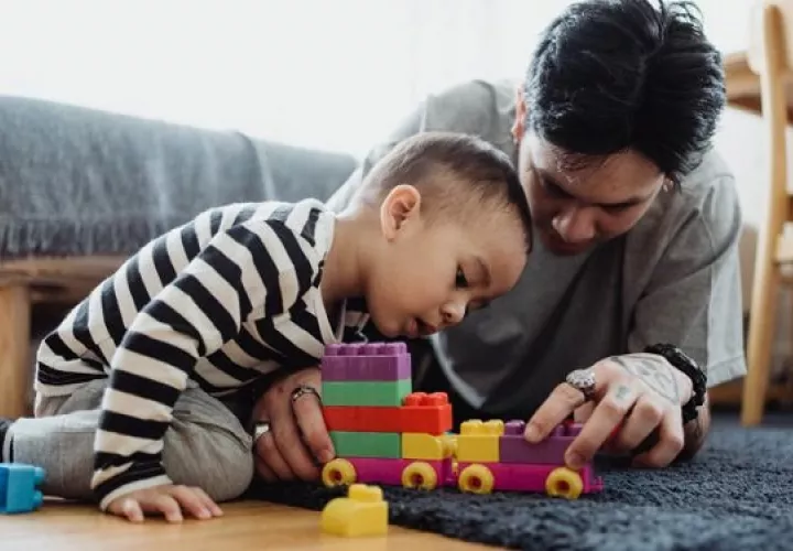 Es importante que los padres participen en los juegos con los niños. Foto:  Ilustrativa / Freepik