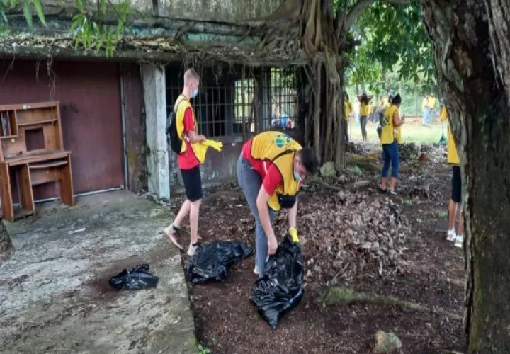La jornada de trabajo que incluyó el corte de maleza, recolección de escombros y otros desechos se realizó en un terreno ubicado detrás de las instalaciones del Hospital Nicolás Alejo Solano. Foto. Dayana Rivas