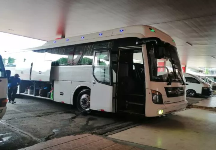 Los dueños y conductores de buses y taxis indicaron que es necesario que se atienda las inquietudes que enfrentan, entre ellas la falta de contratos de concesiones, revisión de tarifas, entre otros. Foto: Thays Domínguez