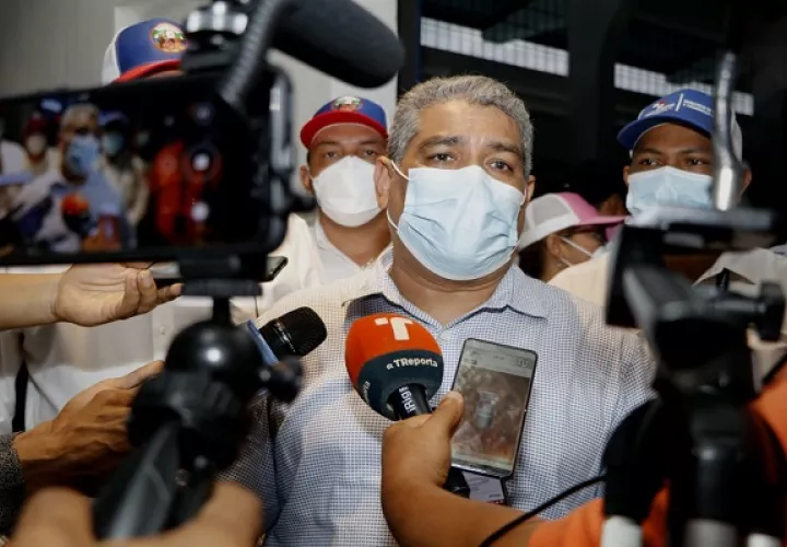 El ministro Luis Sucre solicitó a la población acudir a vacunarse. Foto: Cortesía Minsa