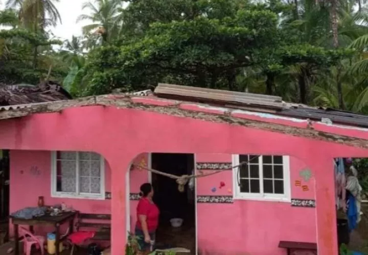 Una vivienda en Donoso, perdió el techo y enseres por el fuerte viento y lluvia. Foto: Diomedes Sánchez