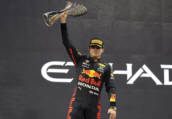 Max Verstappen celebra su triunfo en Abu Dabi. Foto: EFE