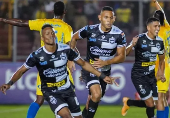 Víctor Medina (izq.) festeja el primer gol de Tauro, ante la mirada de Ismael Díaz y Edwin Aguilar. Foto:@taurofc