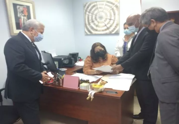Algunas de las presuntas falsedades halladas por el Meduca fueron las firmas de rectores, falta de códigos de barra (seguridad) y sellos en diplomas de licenciaturas, maestrías y postgrados. Foto: Cortesía Meduca