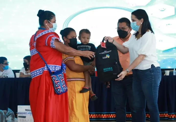 La ministra María Inés Castillo entregó mochilas a niños de la comarca Ngäbe Buglé. Foto: Cortesía Mides