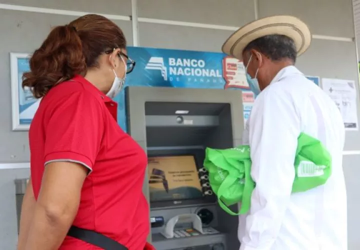 Los beneficiarios podrán retirar su dinero mediante los cajeros automáticos a nivel nacional. Foto: Cortesía Mides