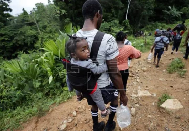 Migrantes haitianos en su camino hacia Panamá por el Tapón del Darién en Acandi (Colombia). Foto: EFE