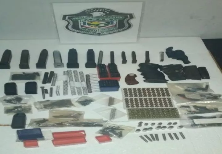Decomisaron varias armas, municiones, material de embalaje, dinero en efectivo  y sustancias ilícitas. Foto: Eric Montenegro