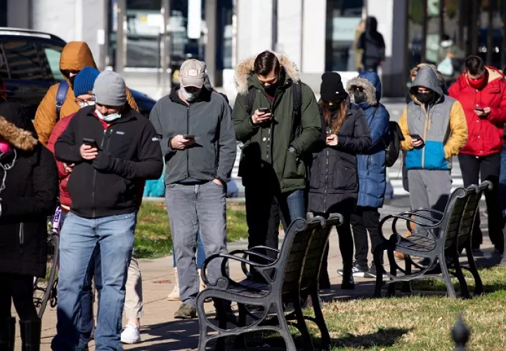  Cientos de personas hacen fila para hacerse una prueba de covid-19 en Columbia, en Washington, DC. Foto: EFE
