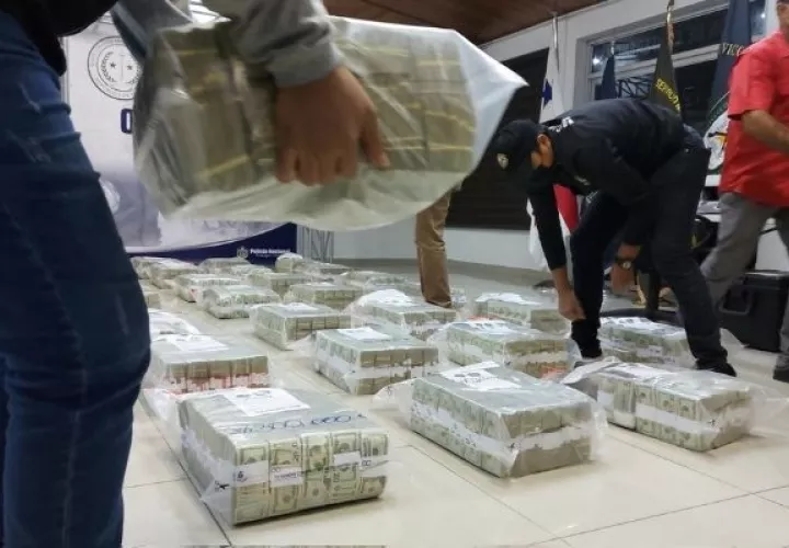El dinero estaba envuelto en pacas plásticas. Foto: Cortesía