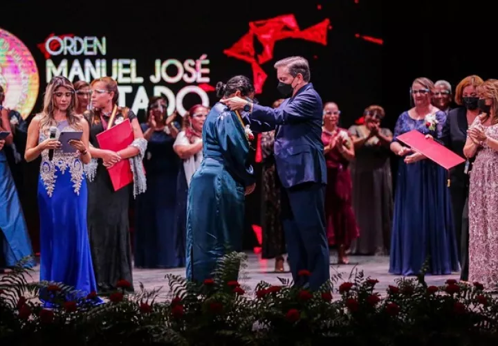 El presidente Laurentino Cortizo impuso la medalla a la educadora Cecilia Fernández. Foto: Cortesía Presidencia