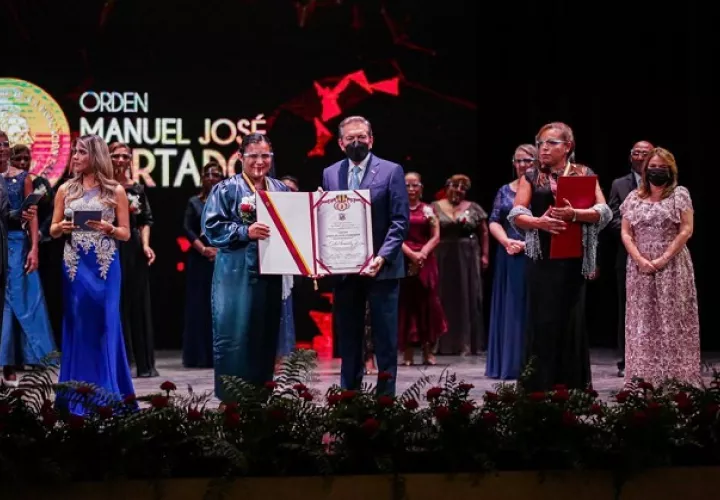 La educadora Cecilia Fernández recibió la Orden Manuel José Hurtado. Foto: Cortesía Presidencia 