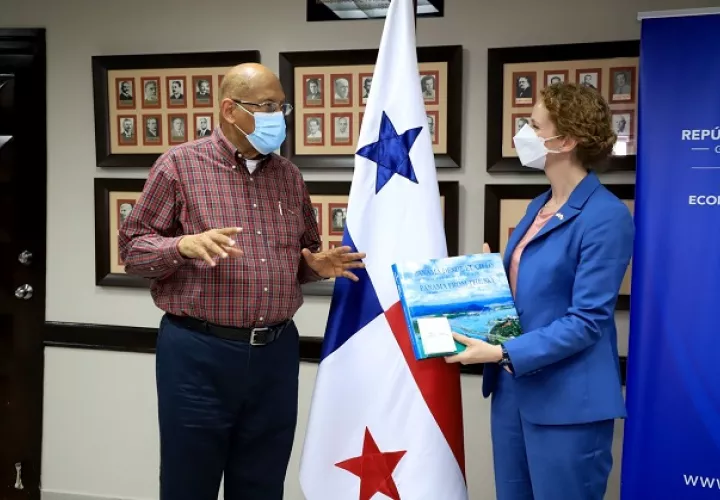 En el diálogo, la diplomática habló de las inversiones canadienses que existen en Panamá como: la minería y las infraestructuras. Foto: Cortesía